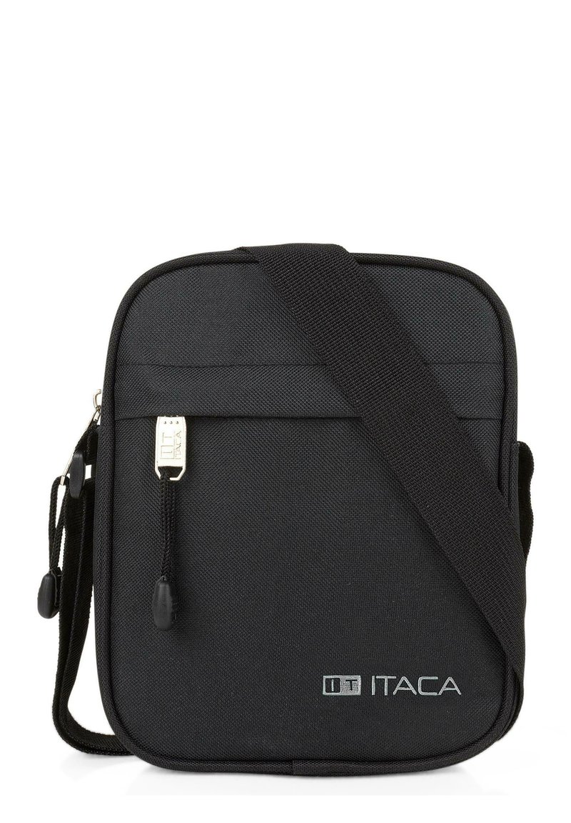 Bolso cruzado ITACA negro hecho de tela texturizada, con cierre de cremallera, correa ajustable y un logo plateado en la parte delantera.