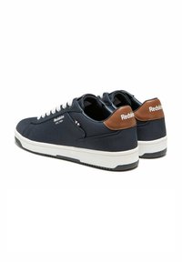 Sneaker in tela navy con lacci bianchi, dettagli in pelle marrone e suola in gomma bianca. Presenta il marchio sul tallone e sul lato.
