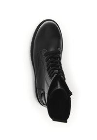 Stivale alla caviglia in pelle nera con chiusura lacci, punta tonda, collare imbottito e zip laterale per un facile accesso. Suola in gomma texturizzata.