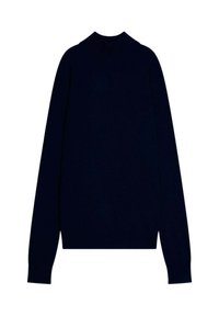 Námořnický modrý pletený svetr s vysokým límcem, dlouhými rukávy a přiléhavým střihem. Textura vypadá měkce a je žebrovaná po celé ploše.