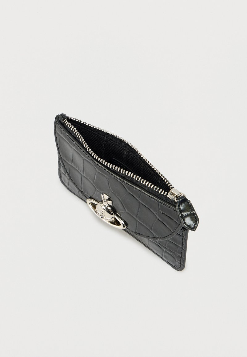 Portefeuille noir embossé effet croco avec une fermeture éclair argentée et des garnitures décoratives à l'avant, présentant une texture lisse et un design compact.