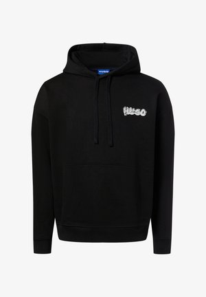 Schwarzer Hoodie mit vorderer Kängurutasche, Kordelzug und einem kleinen weißen, bestickten Logo auf der Brust. Hergestellt aus weichem Stoff mit gerippten Bündchen.