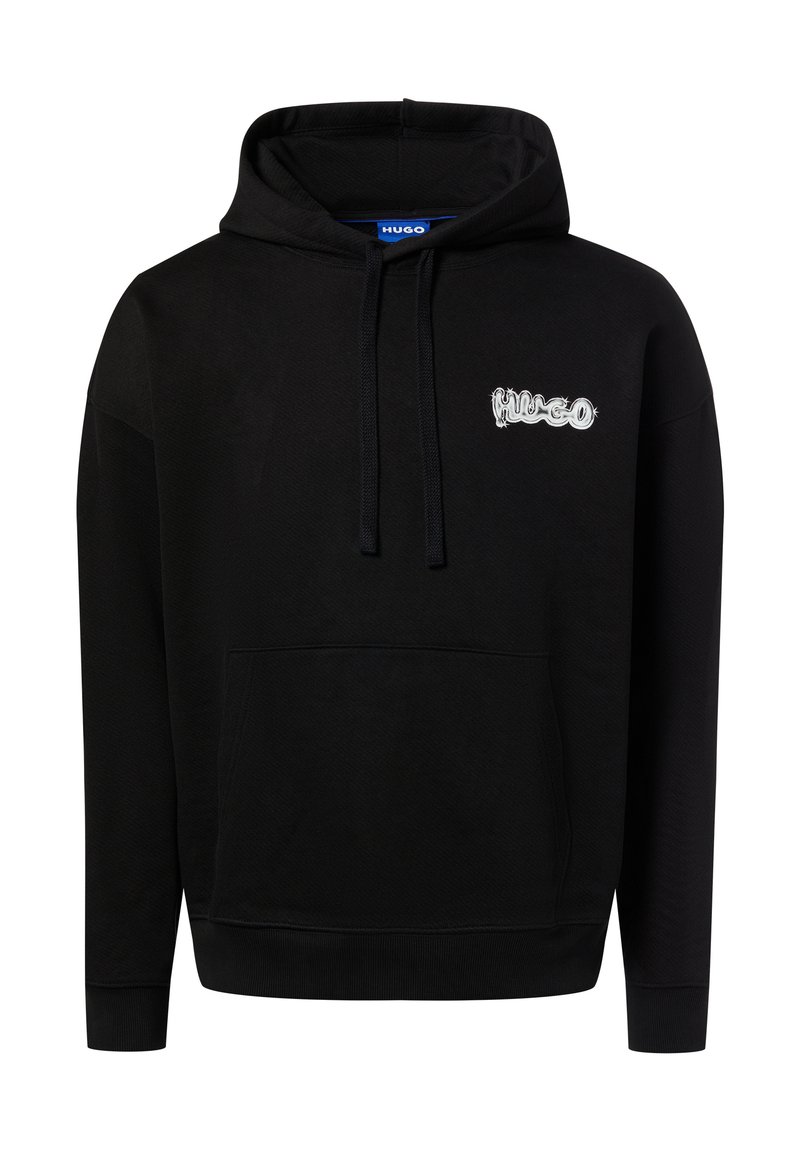 Czarna bluza z kapturem z kieszenią na przodzie, sznurkami oraz małym białym haftowanym logo na piersi. Wykonana z miękkiego materiału z ściągaczami na mankietach.