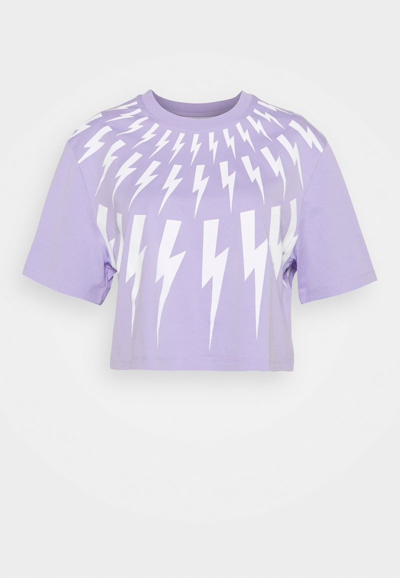 Fialové zkrácené tričko s designem bílých blesků. Vyrobeno z měkké tkaniny, s krátkými rukávy a kulatým výstřihem.