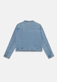 Lys blå denimjakke med rett snitt, knappedetaljer på ermene og design på bakstykket. Glatt tekstur med synlig søm.