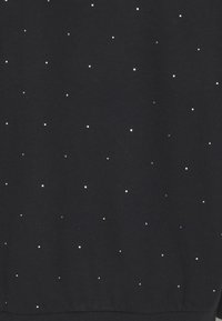 Černá mikina s drobnými stříbrnými cvočky rovnoměrně rozmístěnými po látce. Měkká textura s žebrovaným lemem a manžetami.