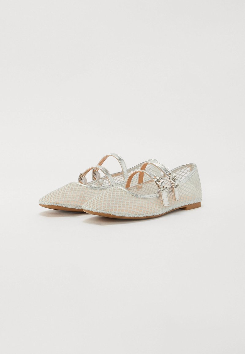 Ballerines en mesh transparent avec un bout pointu, deux brides ajustables avec des éléments en métal argenté et une semelle plate couleur marron clair.