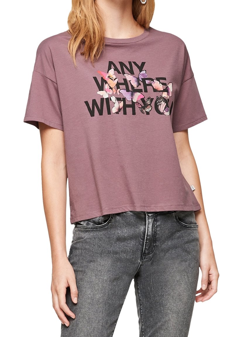 Fialové zkrácené tričko s volným střihem, na kterém jsou grafiky motýlů a černý nápis "KDYKOLI S TOBĚ". Krátké rukávy a jemná textura.