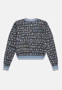 Pullover mit einem navyblauen Körper und kontrastierenden hellblauen und grauen Mustern, gerippten Bündchen und Saum. Bedruckte Textelemente auf der Rückseite.