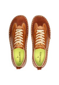 Zapatos de cuero marrón con acentos de ante marrón claro, cordones crema y plantillas verdes. Costura decorativa alrededor de los bordes. Logo de la marca visible.