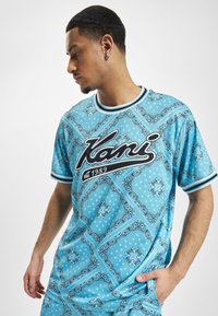 Karl Kani - VARSITY PAISLEY - T-shirt con stampa - cyanblue black white Immagine in miniatura 1