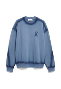 Blauwe crewneck sweatshirt met geribde manchetten en zoom, met een klein donker logo op de linkerborst en een merklabel aan de binnenkant van de kraag.