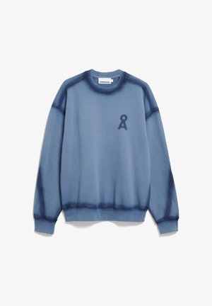 Blauwe crewneck sweatshirt met geribde manchetten en zoom, met een klein donker logo op de linkerborst en een merklabel aan de binnenkant van de kraag.