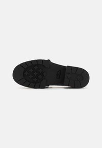 COACH LEAH CRYSTAL LOAFER - Zapatos sin cordones - black