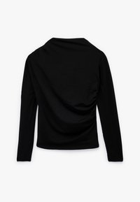 Top negro de manga larga confeccionado en una tela lisa, con un diseño de espalda drapeada y un sutil detalle de fruncido. Forma simple y minimalista.