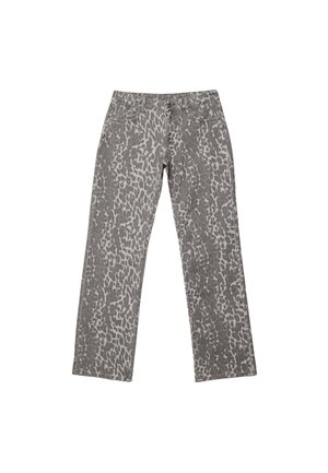 Graue gerade geschnittene Jeans mit einem hellgrauen Leopardenmuster, Knopf- und Reißverschluss, Vorder- und Gesäßtaschen, flach auf weißem Hintergrund liegend.