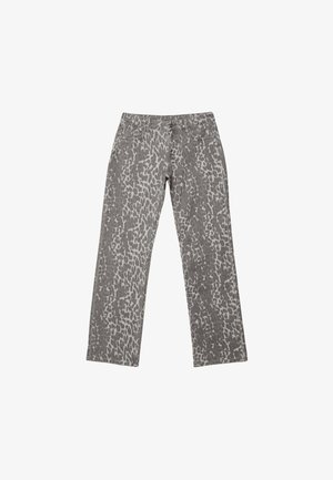 Sive ravne traperice s svijetlosivim uzorkom leoparda, kopčanje na gumb i patentni zatvarač, prednje i stražnje džepove, leže ravno na bijeloj podlozi.