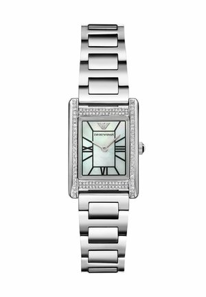 Montre rectangulaire argentée Emporio Armani avec cadran en nacre, chiffres romains noirs, lunette ornée de cristaux et bracelet métallique à maillons.