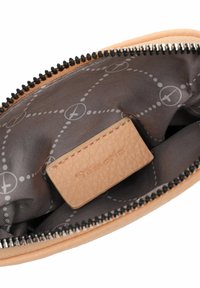 Braunes Lederetui mit strukturierter Oberfläche, gefüttert mit braunem Stoff mit gepunktetem Muster. Reißverschlussverschluss mit schwarzem Akzent.