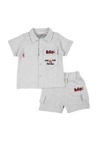 Ensemble pour tout-petit comprenant une chemise à manches courtes gris clair avec boutons et un short, tous deux ornés des logos Lee Cooper et dotés de poches à l'avant.