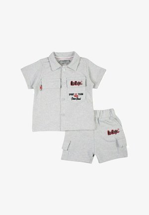 Ensemble pour tout-petit comprenant une chemise à manches courtes gris clair avec boutons et un short, tous deux ornés des logos Lee Cooper et dotés de poches à l'avant.