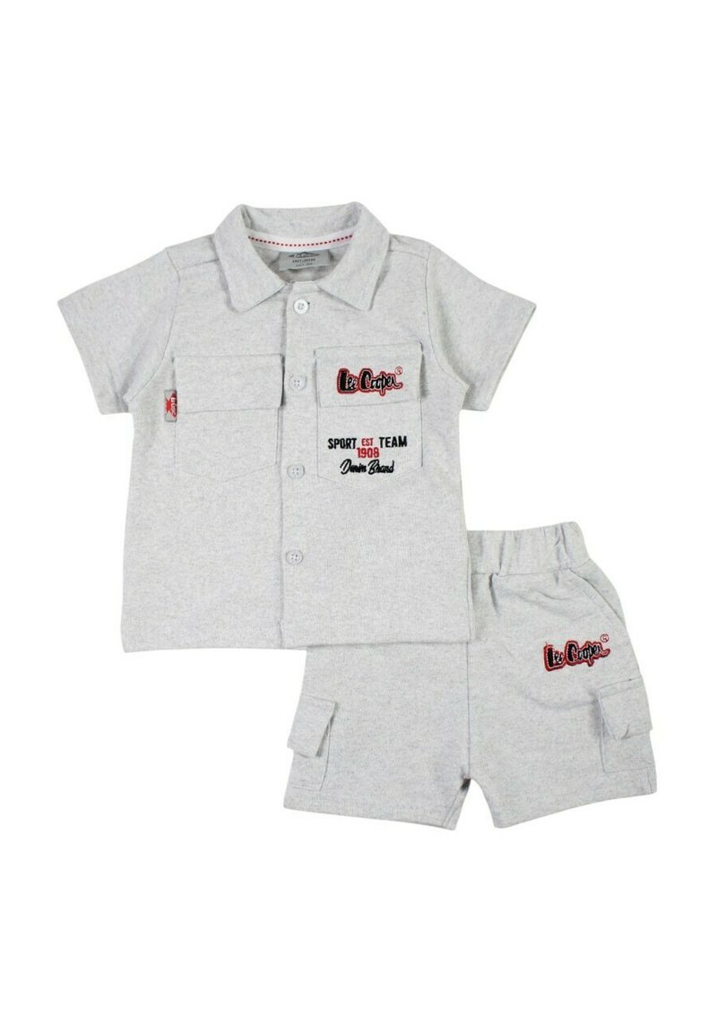 Ensemble pour tout-petit comprenant une chemise à manches courtes gris clair avec boutons et un short, tous deux ornés des logos Lee Cooper et dotés de poches à l'avant.