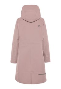 Parka impermeable de color rosa claro con capucha, que presenta un logo decorativo, mangas largas y una abertura en la parte posterior. Textura suave y acentos de hardware mínimos.