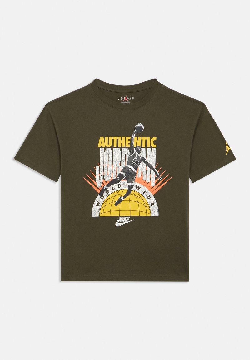 Σκούρο πράσινο μπλουζάκι Jordan με γραφικό ενός παίκτη μπάσκετ που κάνει ντανκ, κίτρινη υδρόγειος και κείμενο «Authentic Jordan Worldwide» σε κίτρινο και λευκό.