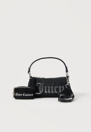 Черна дамска чанта Juicy Couture и съвпадащ малък калъф със сребърен верижка и надпис с лого на обикновен бял фон.