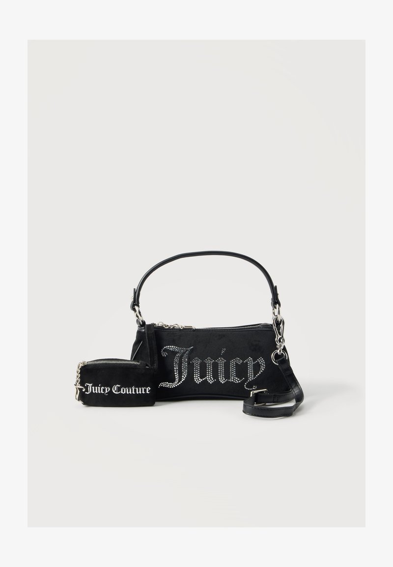 Черна дамска чанта Juicy Couture и съвпадащ малък калъф със сребърен верижка и надпис с лого на обикновен бял фон.