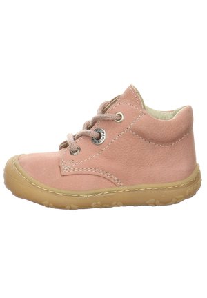 Rosa Lederschuh für Kleinkinder, mit abgerundetem Zehenbereich, Schnürdesign, gestickten Akzenten und flexibler Gummisohle.