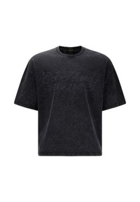 Sort oversized t-shirt lavet af denim, med rund hals og korte ærmer. Diskret logo trykt i en mørkere nuance på forsiden.