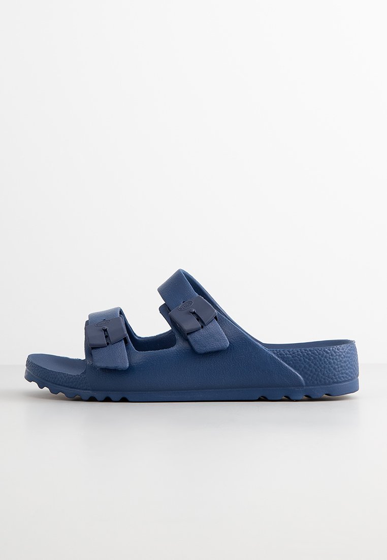 Sandal de dos bandas azul hecho de goma texturizada, con cierres de tira ajustables y plantilla contorneada. Presenta una suela con relieve para mayor tracción.