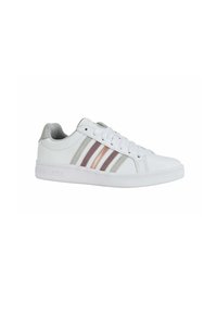 Sneaker blanche avec une tige texturée, présentant trois bandes horizontales en or rose, gris et blanc sur le côté, et une semelle en caoutchouc.
