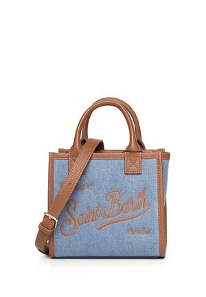 Borsa tote in denim blu con manici in pelle marrone, rifiniture e tracolla regolabile con la scritta "Saint Barth" ricamata sul davanti.