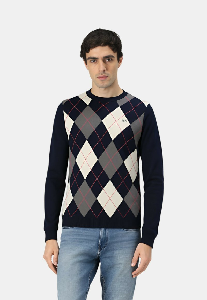 Dunkelblauer Pullover mit einem Rautenmuster in Grau und Creme sowie roten Akzenten. Hergestellt aus einem glatten Strickstoff, mit langen Ärmeln und gerippten Bündchen.