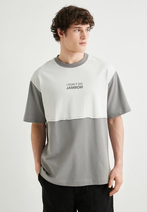 - T-shirt z nadrukiem