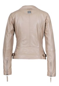 Béžová kožená bunda s přizpůsobeným střihem, svislým prošíváním, bočními přezkami a zipovými manžetami. Hladká textura s minimalistickým stylem.