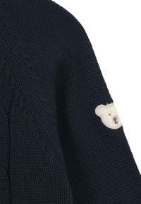 Navy gebreide trui met een gestructureerd patroon en een pluizige berenpatch op de linkermouw.