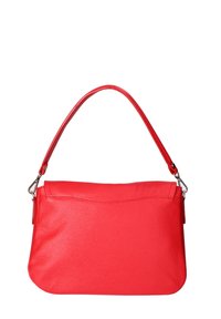 Borsa a mano in pelle rossa con finitura testurizzata, tracolla curva e chiusura superiore a zip. Design semplice senza accenti hardware visibili.