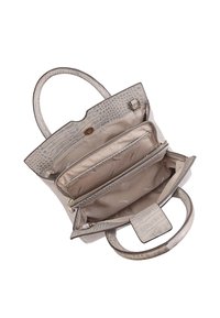 Lichtgrijze handtas met krokodillenpatroon, voorzien van twee handvatten, met een ruime interieur, één ritsvak en extra compartimenten.