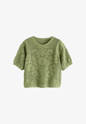Világoszöld, horgolt rövid ujjú felső virágos csipkemintával, hullámos nyakkivágással, ujjal és szegéllyel, fehér háttéren bemutatva.