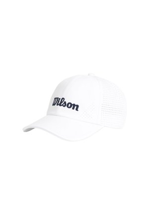 Biała czapka z daszkiem z granatowym logo "Wilson" z przodu oraz perforowanymi panelami z siateczki po bokach dla wentylacji.