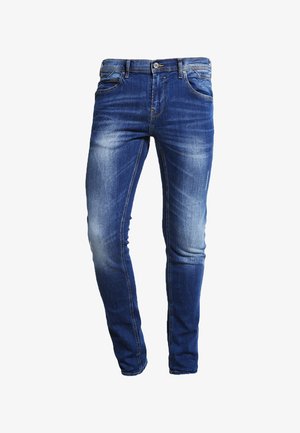 Hubené džínsy v tmavě modré barvě s vybledlým omakem, jemnými záhyby, pěti kapsami a kovovým zapínáním na knoflík.