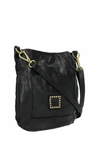 Borsa a tracolla in pelle nera con superficie texture, hardware in tonalità oro e dettagli quadrati con borchie sul pannello frontale.