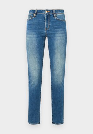 Helle blaue Jeans mit geradem Schnitt, hoher Taille, fünf Taschen und dezenten Ausbleichungen. Sichtbare Metallknöpfe und Steppnähte.