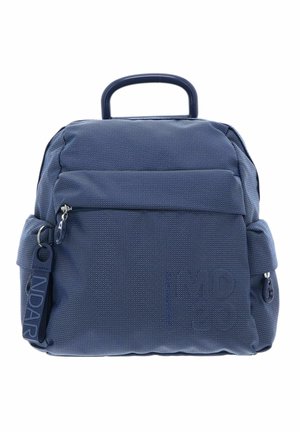 Zaino in tessuto blu strutturato con tasca frontale con zip, tasche laterali, maniglia superiore ed etichetta portachiavi attaccata sul lato sinistro.