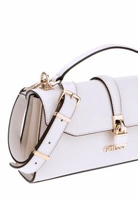 Borsa strutturata bianca con hardware dorato, tracolla staccabile e parte superiore pieghevole con chiusura a gancio.