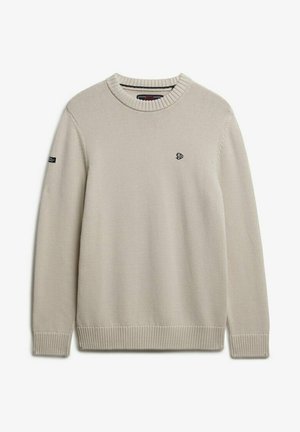 Suéter beige claro hecho de tejido de punto, con un cuello redondo, puños y dobladillo acanalados, y un pequeño logo en el pecho.