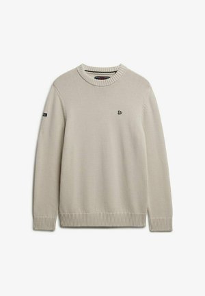 Suéter beige claro hecho de tejido de punto, con un cuello redondo, puños y dobladillo acanalados, y un pequeño logo en el pecho.